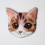 七宝焼・茶トラねこの大きなブローチ（正面）