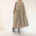 冬支度の森＊あったかコーデュロイの長袖ワンピース＊キツネ　ハリネズミ　アライグマ　小鳥　ツリー＊草花柄＊コットン100％