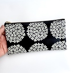 マスクポーチ　お財布ポーチ　ペンケース❣️サークルフラワーブラック　裏面ソフトレザーとクリア生地　20cmファスナー