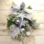ボールオーナメントと木の実のクリスマススワッグ
