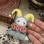 不穏に佇むピエロ　スモールサイズの手乗りピエロのあみぐるみ
