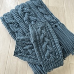 【オーダー作品】～9月末まで早割5％OFF～手編みアラン模様のケーブル編みマフラー とハンドウォーマーのセットスモーキーブルーメリノウール100% 