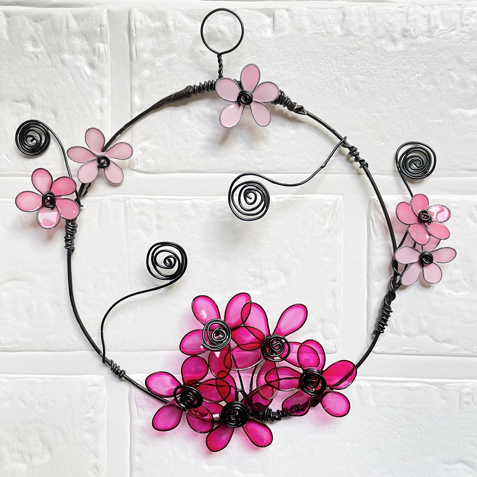 一点物　大きなネオンピンクフラワーリース　ディップアート　ワイヤークラフト 一点物】ゴールドのディップフラワーのリース 約27㎝ ワイヤー