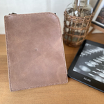 外へ持ち歩きたくなる♪レザーで作ったKindleケース（アッシュブラウン）