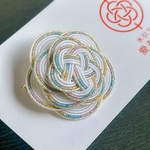 ホワイト✖️レインボー　水引お花のブローチ
