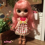 ミディブライスのワンピース ドール服 いちご柄 ブライスOFF