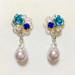 水色の薔薇とパールのピアス
