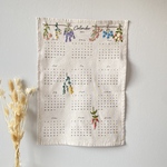［J］ 2024年刺繍カレンダー/壁掛けカレンダー/B3サイズ/刺繍インテリア/ファブリックカレンダー