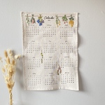 ▶︎特集掲載 ［L］ [1点限定] 2024年刺繍カレンダー/壁掛けカレンダー/B3サイズ/刺繍インテリア/ファブリックカレンダー