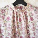 SからＬLサイズ　ご希望のサイズでお作りします。リバティ　タナローン生地  　フローラル・レターズのスタンドカラーブラウス　ベージュ、ピンク系