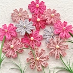 小さなコスモス🌸ペーパークイリング♦︎パーツ材料　ペーパーフラワー　デコパーツ　手芸材料　ハンドメイド　紙のお花　花飾り　秋　ピンク　白　秋の花