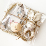 名入れ⸝⋆木製ギフト3点セット かぎ針編みラトル　おしゃぶりクリップ　カスタネット 天然素材使用　出産祝い　　赤ちゃん　新生児　歯固め　にぎにぎ　ラトル木製
