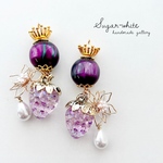 🍇 The【 PURPLE 】✵ 一粒ぶどうとオーロラ苺・立体ワイヤーフラワーとパールの耳飾り  ピアス イヤリング