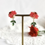 赤い薔薇とリーフ揺れるピアス/イヤリング