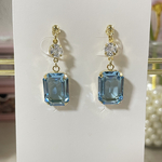 水色クリスタルのイヤリング／ピアス🩵
