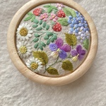 コットンリネンと刺繍の野の花の木製小物入れ