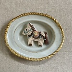 《１点もの》ビーズ刺繍・馬のブローチ（ホワイト・ブルー）