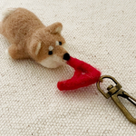 【羊毛フェルト】アルファベットをかじる柴犬のキーホルダー　赤柴『A』