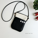 バイカラー＊フェイクレザー＊スマホポシェット＊サコッシュ　本革モチーフ花びら