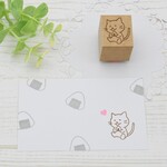 嬉しそうにおにぎりを食べるかわいい猫のはんこ