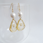 かすみ草とシェルのピアス/イヤリング