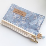LIBERTY　Capel　カペル　スカイブルー　つや有りビニコ　wファスナー・仕切りポケット付きポーチ★カードポーチやお財布に♪　size13×8.5㎝