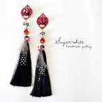 🥀RED series ✵ 中華タッセル風 薔薇玉の耳飾り 【黒】ピアス イヤリング ドライフラワー ロングタイプ