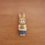 クリームパンTシャツのうさぎさんのブローチ
