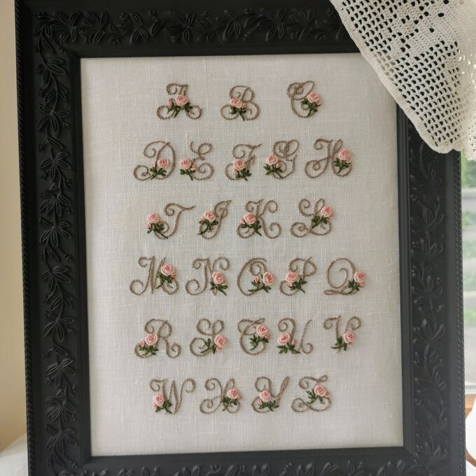 刺繍キット アンティークローズのアルファベットサンプラー