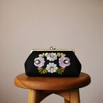 黒リネン　花刺繍がま口ポーチ　L