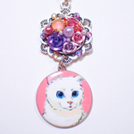 猫ちゃんとキラキラネックレス レジン 薔薇 ローズ ねこ パール ビジュー カラフル マルチカラー 紫色 