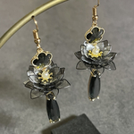 月下美人  black＆gold ガラスチャーム 揺れる ピアス イヤリング