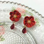 深緋の梅花ピアス