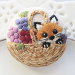 【🦊キツネさんとぶどうのバスケット🍇】刺繍 ブローチ 