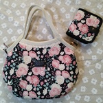（ご予約作品）小ぶりファスナーグラニーバッグと折り財布（輸入生地黒にピンクローズ）