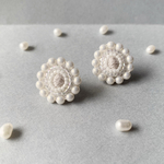 刺繍ピアス　刺繍イヤリング【パール　ビーズ　刺繍　ホワイト　グレー　丸い】　パールと刺繍のまるいピアス　イヤリング