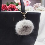 バッグチャーム ラビットファーカラビナリング　自然色 グレーブラックベルト　　