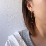 110 痛くないイヤリング 揺れるクォーツの華奢ロングイヤリング 水晶
