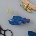 提灯アンコウの手刺繍ブローチ（ウランガラスビーズ使用ver.）