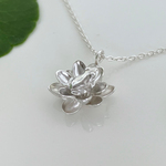 小さなカエルと蓮の花のペンダント