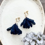 シフォンタッセルの花のイヤリング ネイビー