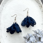 シフォンタッセルの花のピアス ネイビー