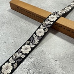 約2.5cm幅/刺繍リボン/黒/細リボン/ホワイト&くすみパープル刺繍