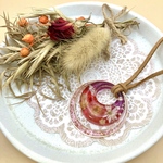 ピンクカラー　お花が透けるペンダント