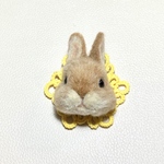 羊毛フェルトのうさぎのブローチ（黄色）