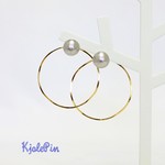 グレーのコットンパールとキャッチにウェーブフープピアス