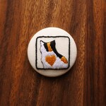 (a)「三毛猫のみーちゃん」後ろ姿の刺繍マグネット