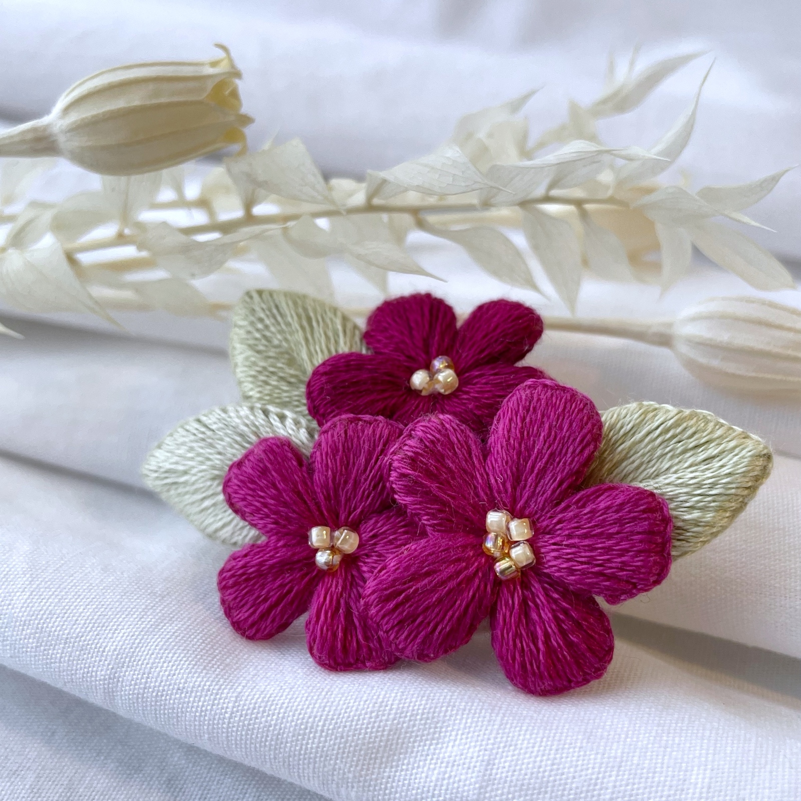 花の立体刺繍ブローチ - n.mayu Embroidery | minne 国内最大級