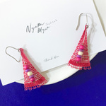   [ Berry Pink ベリーピンク ]  ニャンドゥティの三角の刺繍ピアス　ピンク 桃色　揺れる ビーズ ピアス
