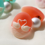 ★再販★白鳥（コーラル）とパールキャッチのピアス